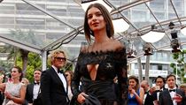 Hvzdy v Cannes: modelka Emily Ratajkowski.