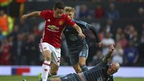 Ander Herrera (v ervenm) z Manchesteru United v akci.