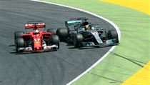 Vettel (vpravo) a Hamilton v dramatickém souboji o vedení ve VC Španělska.