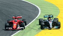 Sebastian Vettel a Lewis Hamilton v tvrdém souboji.