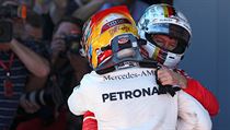 Sebastian Vettel gratuluje Lewisi Hamiltonovi k vtzstv ve Velk cen...