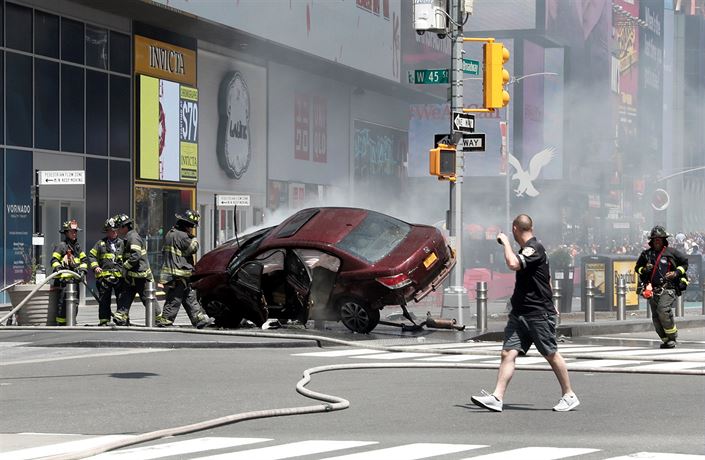 Auto najelo do chodc� na Times Square.