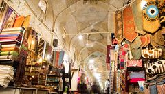 Jeden z mnoha íránských bazar. Pestrobarevné látky, kam jen oko dohlédne. Ten...