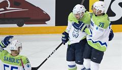 MS v hokeji 2017, Finsko vs. Slovinsko: Ane Kuralt ze Slovinska (druhý zprava)...