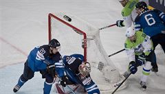 MS v hokeji 2017, Finsko vs. Slovinsko: zleva Finové Sebastian Aho a branká...