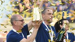 Hlavní trenér Zlína Bohumil Páník (vlevo) se raduje z triumfu v domácím poháru.