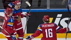 MS v hokeji 2017, esko vs. Rusko: Dmitrij Orlov (uprosted) z Ruska pijímá...