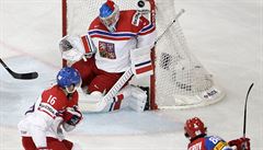 MS v hokeji 2017, esko vs. Rusko: Nikita Kuerov prosteluje Pavla Francouze.
