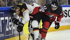 MS v hokeji 2017, Kanada vs. Nmecko: kanadský bek Chris Lee bojuje o kotou s...