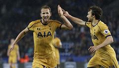 Útočník Tottenhamu Harry Kane (vlevo) slaví jeden ze svých čtyř branek v síti...
