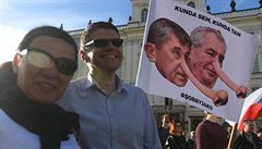 Na Hradanském námstí v Praze demonstrují proti Babiovi a Zemanovi stovky...