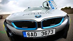 Jihomoravtí policisté poprvé vyzkoueli hybridní BMW i8 za tyi miliony korun.