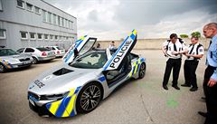 Bud respekt. Policist v ptek poprv vyzkoueli sportovn hybrid BMW i8