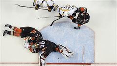 Nashville Predators dávají vítězný gól na brankáře Anaheim Ducks Johna Gibsona. | na serveru Lidovky.cz | aktuální zprávy