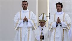 Papež František svatořečil v portugalské Fátimě pasáčky, jimž se prý zjevila...