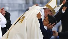 Papež František zdraví dítě ve svatyni Panny Marie ve Fátimě.