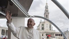 Papež František přijíždí ke svatyni Panny Marie ve Fátimě v Portugalsku.
