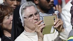 Jeptiška pořizuje snímek během slavností mše papeže Františka.