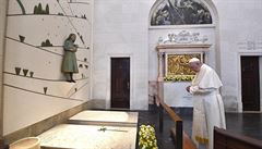 Papež František se modlí u hrobu dvou malých pastýřků... | na serveru Lidovky.cz | aktuální zprávy