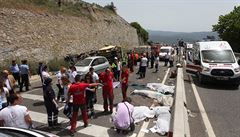 Nehoda autobusu v Turecku si vyádala nejmén 20 mrtvých.