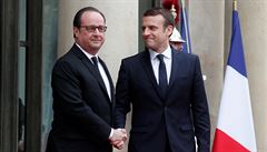 Dosluhující francouzský prezident Francois Hollande vítá Emmanuela Macron ped...