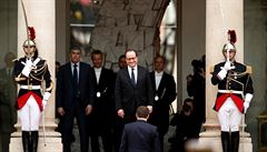 Emmanuel Macron ped Elysejským palácem v prbhu inauguraního ceremoniálu.