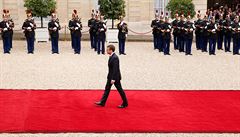 Emmanuel Macron ped Elysejským palácem v prbhu inauguraního ceremoniálu.