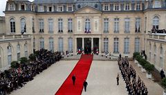 Emmanuel Macron ped Elysejským palácem v prbhu inauguraního ceremoniálu.