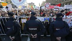 Více ne 10 tisíc lidí v nedli vyrazilo do ulic Moskvy, aby zde protestovali...