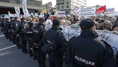 Více ne 10 tisíc lidí v nedli vyrazilo do ulic Moskvy, aby zde protestovali...