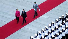 Nmecká kancléka Angela Merkelová v Berlín s vojenskými poctami pivítala...