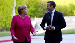 Merkelová prezidenta pivítala ped budovou kancléství kolem 17:45 s úsmvem,...