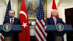 Turecký prezident Erdogan a Donald Trump během společné tiskové konference.