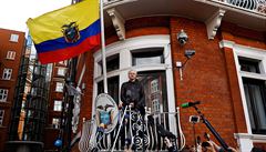 Julian Assange na balkónu ekvádorské ambasády v Londýn.