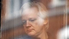 Julian Assange na balkónu ekvádorské ambasády v Londýn.