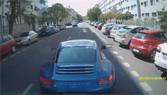 VIDEO: idi Porsche v Praze agresivn vybroval hasiskou cisternu