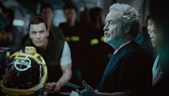 Režisér Ridley Scott při natáčení snímku Vetřelec: Covenant. V pozadí Michael...