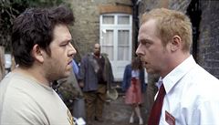 Snímek Soumrak mrtvých (2004). Zleva: Nick Frost, zombíci a Simon Pegg.