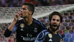 Cristiano Ronaldo, který objímá stelce branky Iska, naznauje fanoukm...