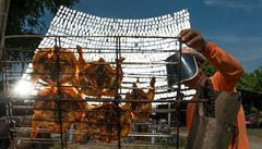Thajec peče kuřata díky slunečnímu svitu. Za pomoci tisíce zrcadel