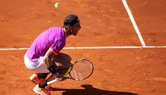 Rafael Nadal oslavuje vítzství nad Novakem Djokoviem.