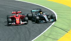 Vettel (vpravo) a Hamilton v dramatickém souboji o vedení ve VC panlska.