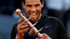 Rafael Nadal s trofejí pro vítze Madrid Open.