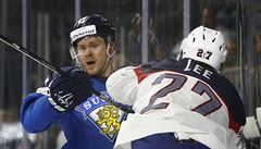Finský hokejista Ville Lajunen v souboji s Amerianem Andersem Lee ve...