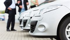 Prodej nových aut se v Česku propadl z 1000 na desítky vozidel denně