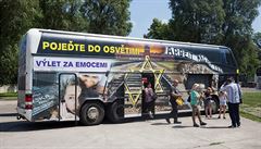 Bhem výletu do Osvtimi. Polepený autobus vzbudil pozdviení i v zahranií.