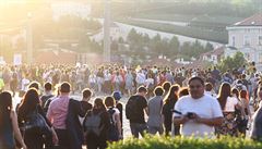 Po zhruba hodinovém programu se kolem 19:30 vydala ást demonstrant prvodem...