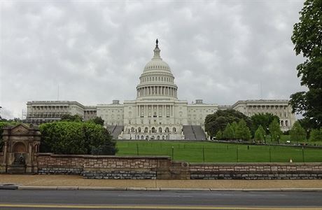 Monumentální budova washingtonského Capitolu uzavírá jeden a pl míle dlouhý...