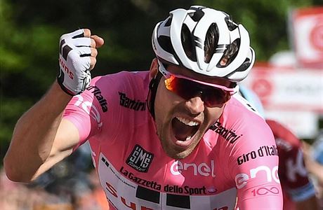 Nizozemec Tom Dumoulin slaví vítzství ve 14. etap Gira.