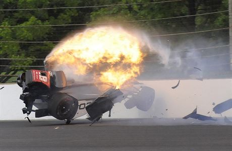 Nehoda Sebastiena Bourdaise z Francie pi kvalifikaci na Indy 500.